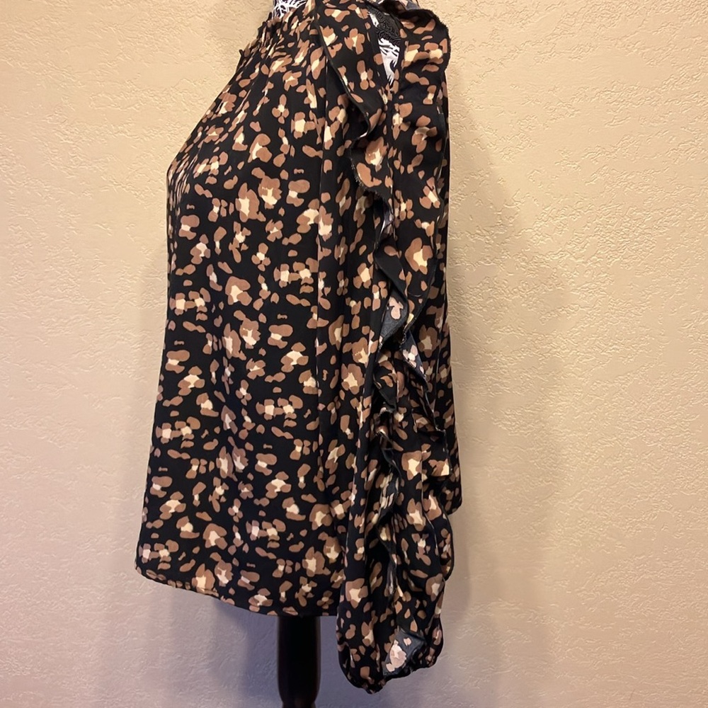 M THML BLACK TAN CREAM LEOPARD PRINT COLD SHOULDER LONG SLEEVED LIKE NEW BLOUSE - Picture 2 of 10